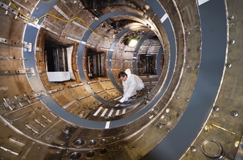 A Cadarache, le tokamak Tore Supra (CEA-Euratom) se transforme en profondeur pour servir de banc d'essais à l'un des dispositifs essentiels d'ITER — le divertor. (Click to view larger version...)